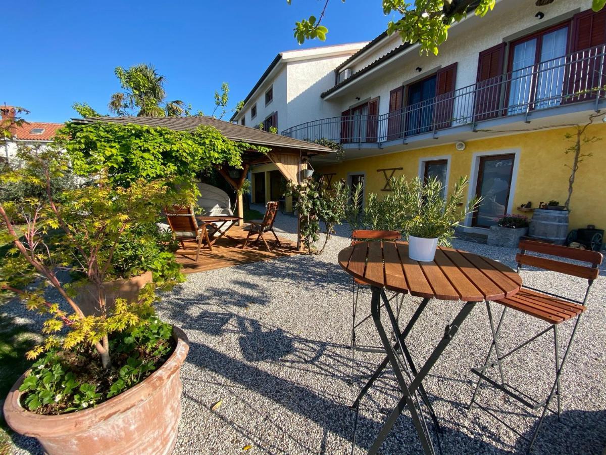 Med Oljkami Apartment Koper Bagian luar foto