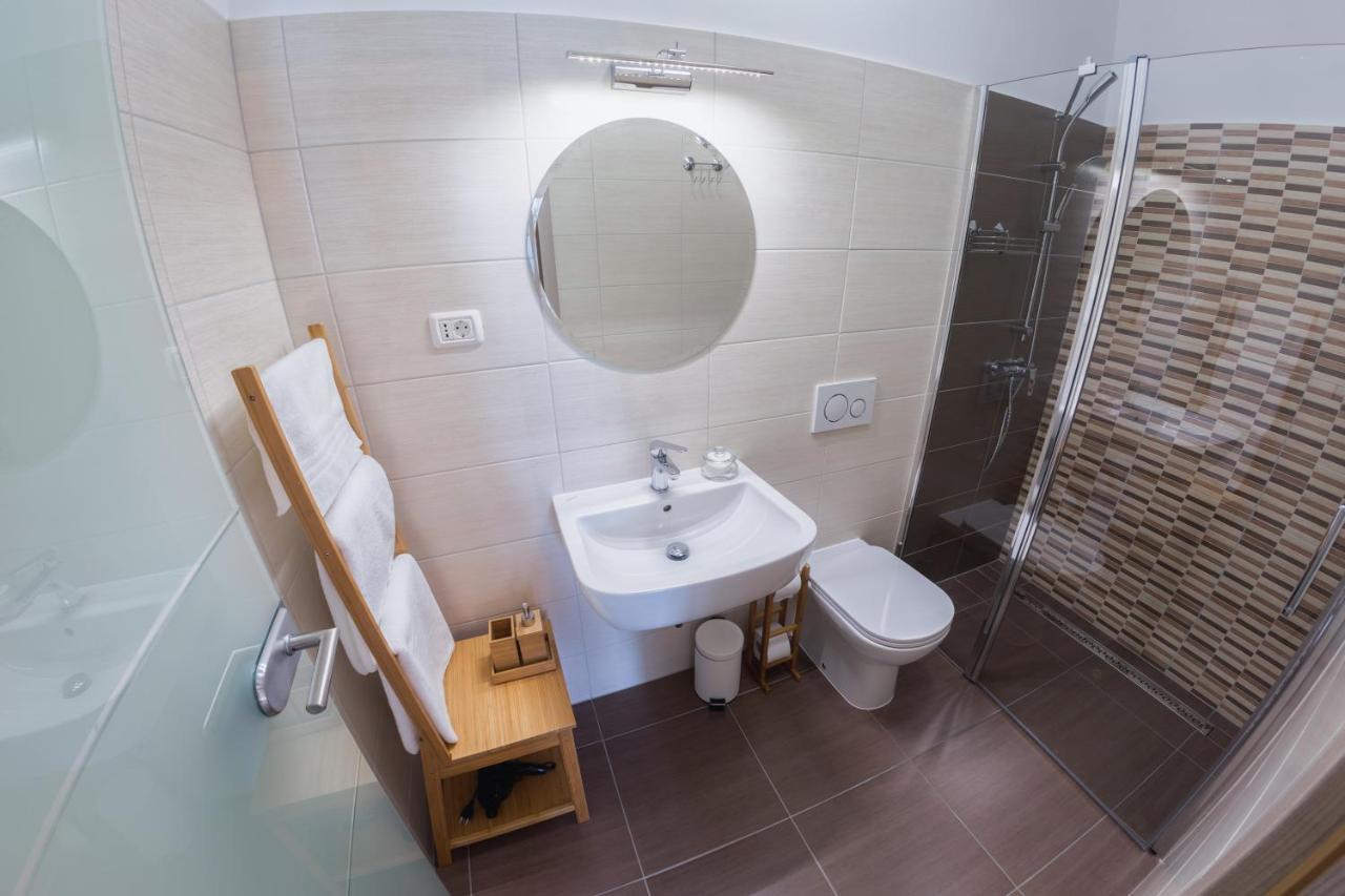 Med Oljkami Apartment Koper Bagian luar foto